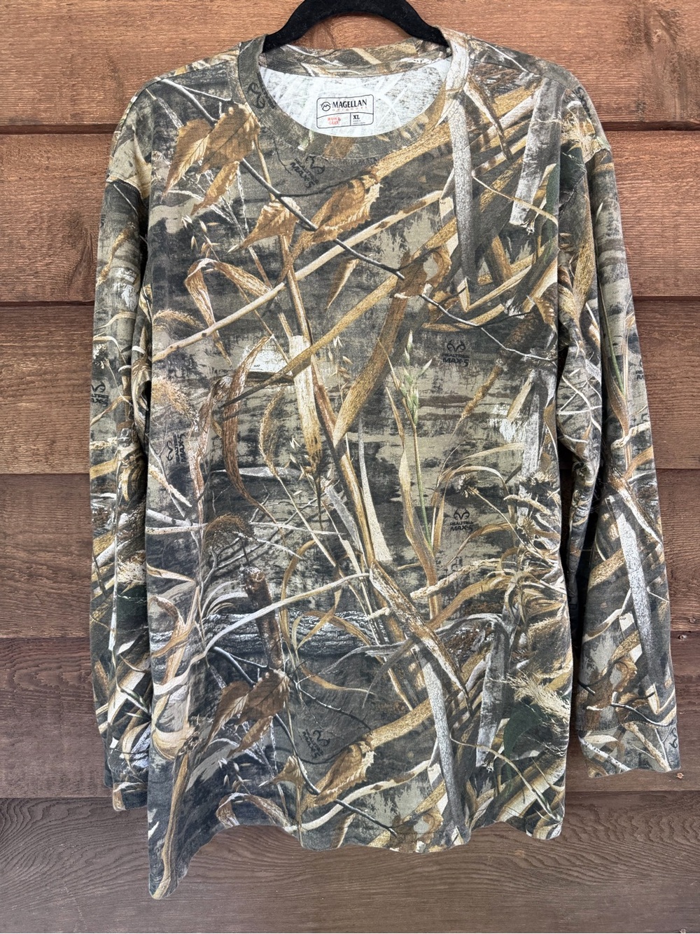 Magellan Outdoors Hunting Gear Men Realtree Camo Long Sleeve T-shirt 23”x 30.5”